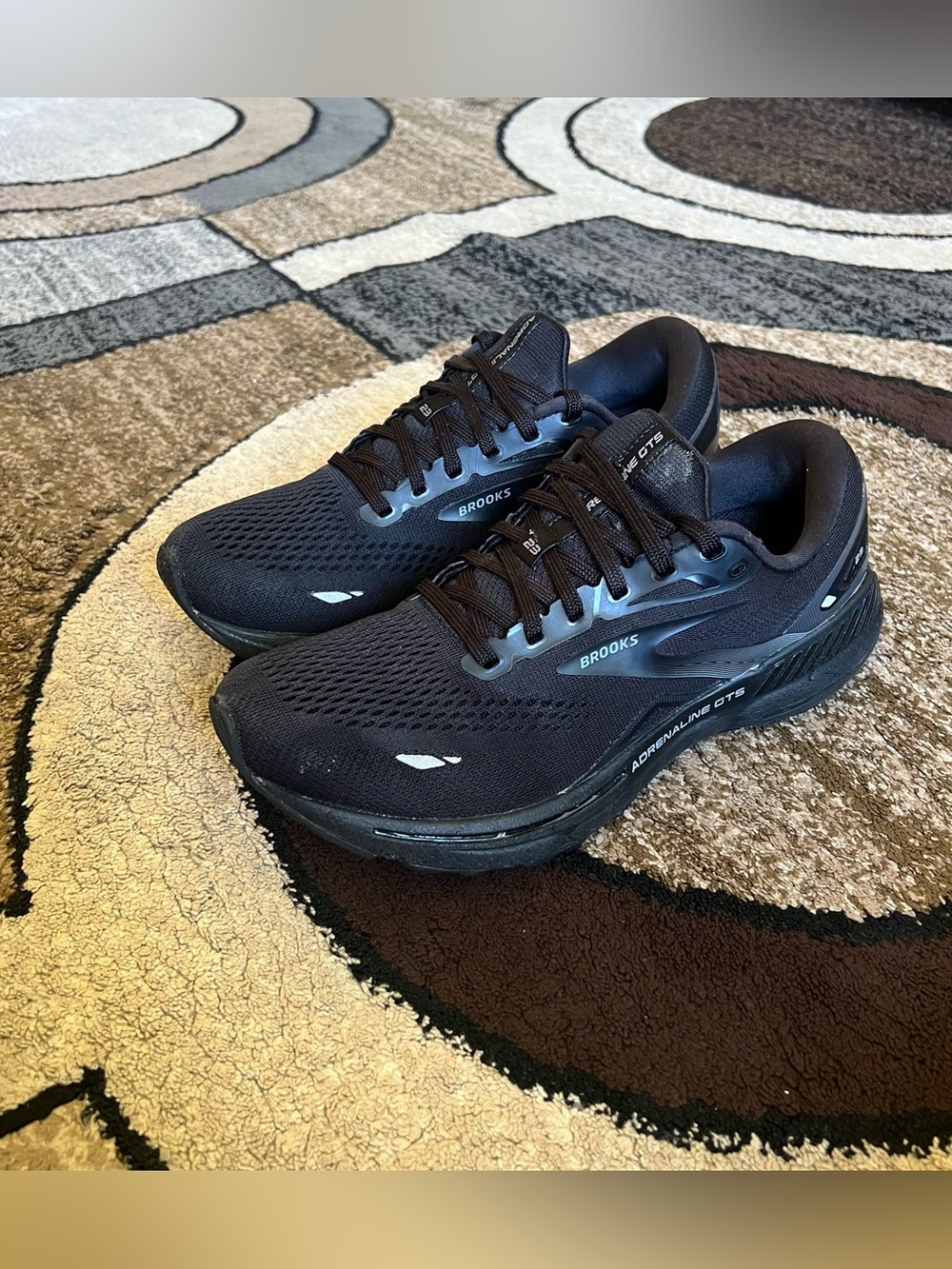 Women’s Brooks Adrenaline GTS 23 running sneakers Size 9.5